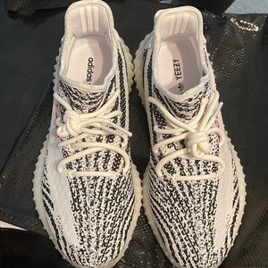 adidas Yeezy Boost 350 V2
Zebra